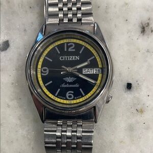 Unisex vintage stainless Seiko automatic watch with day and date.